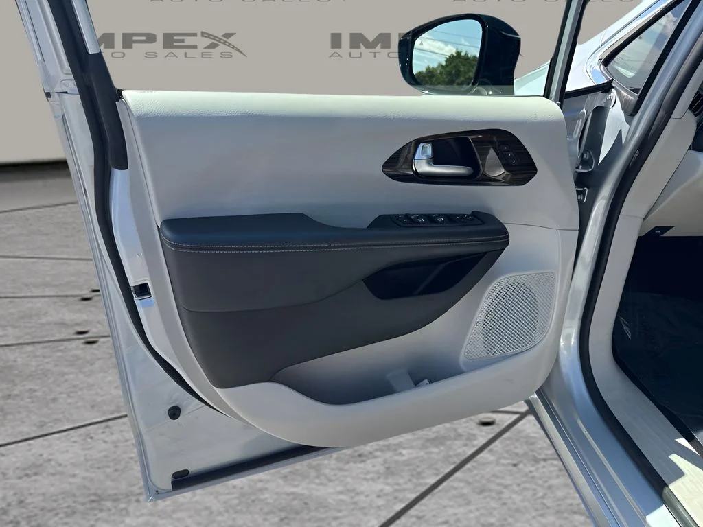Used 2023 Silver Chrysler Limited image 17