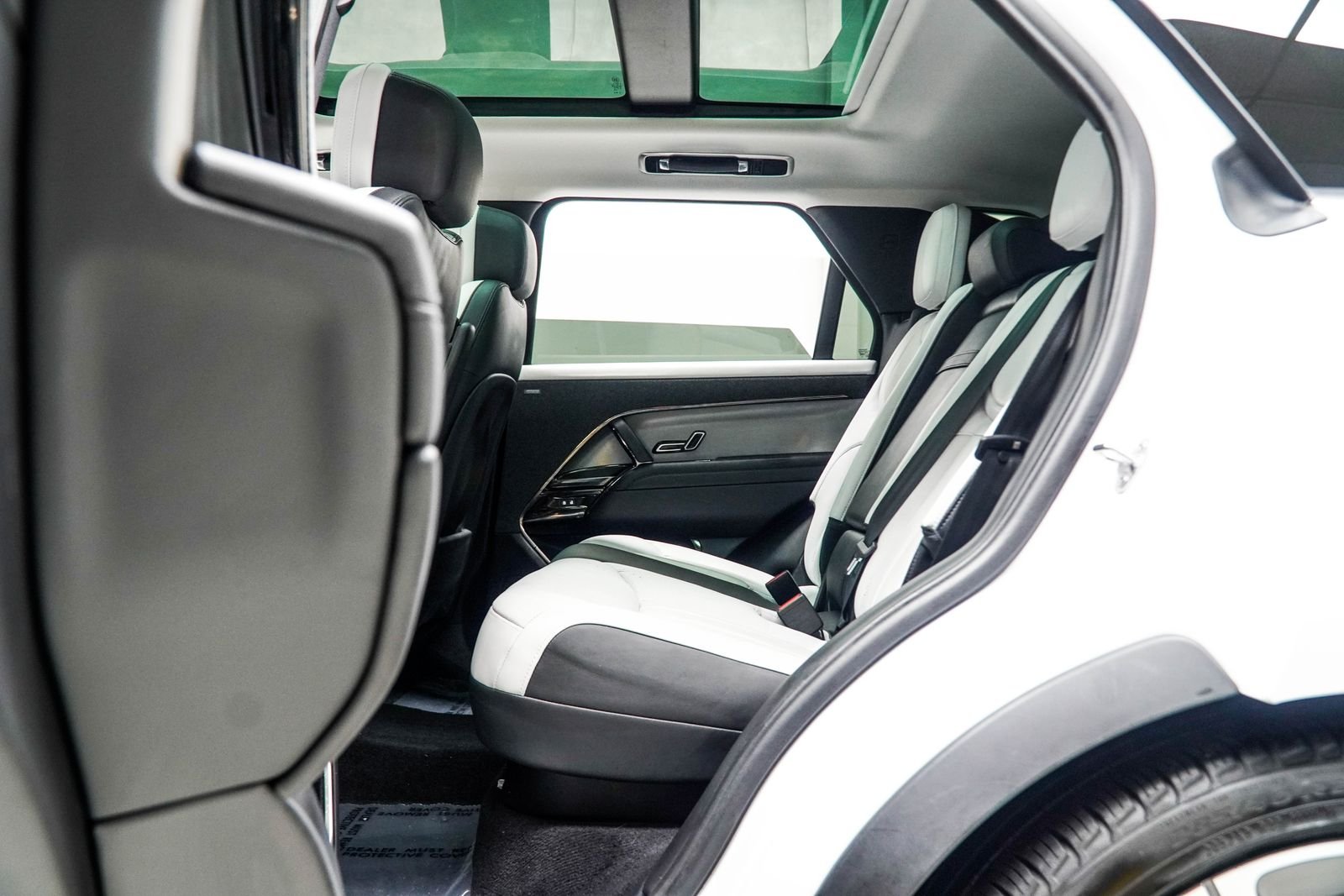 Used 2024 White Land Rover Dynamic SE image 42