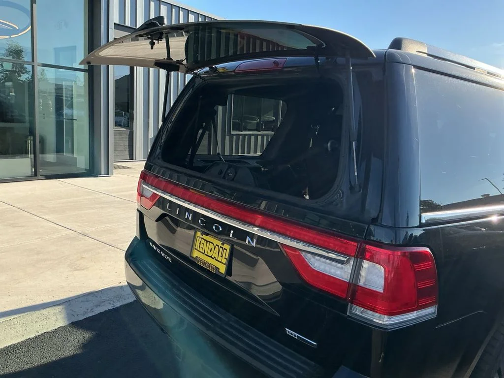 Used 2016 Black Lincoln Select image 16