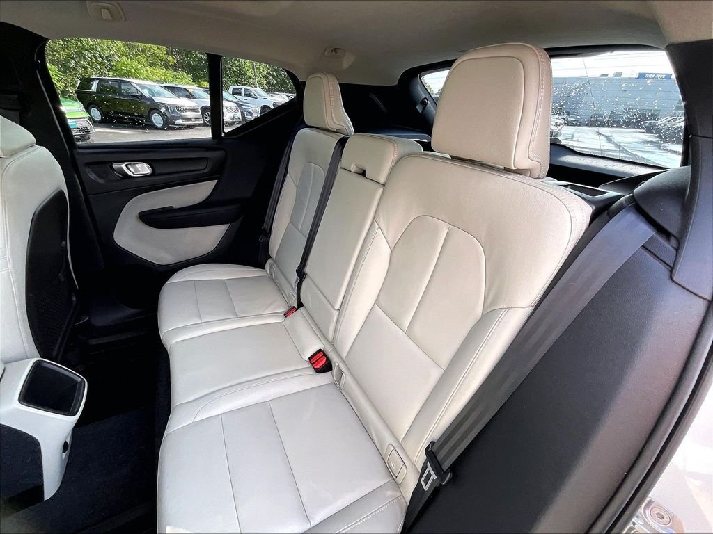 Used 2020 White Volvo Momentum image 14