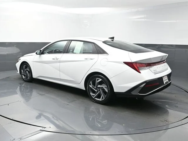 Used 2025 White Hyundai SEL Convenience image 5