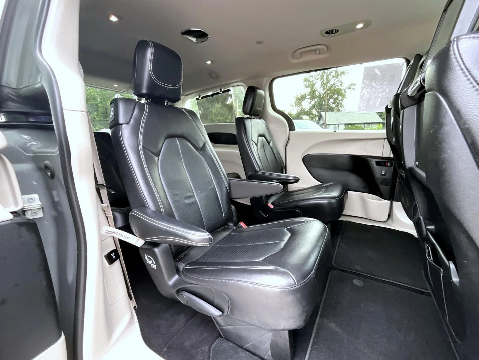 Used 2022 White Chrysler Touring L image 21