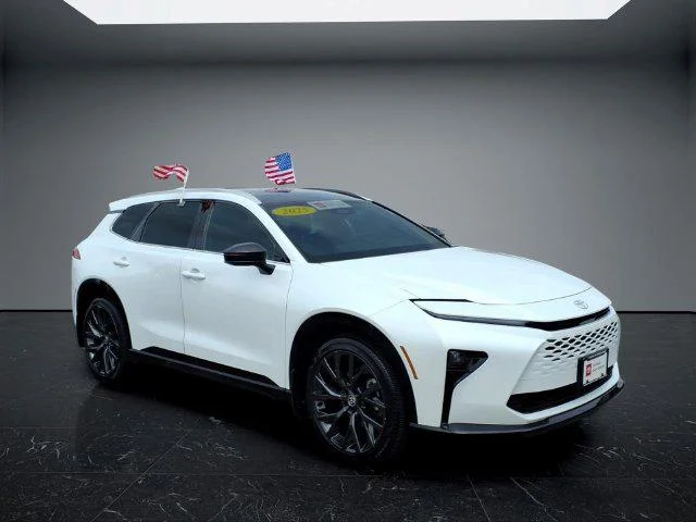 Certified Used 2025 OXYGEN WHITE Toyota  image 5