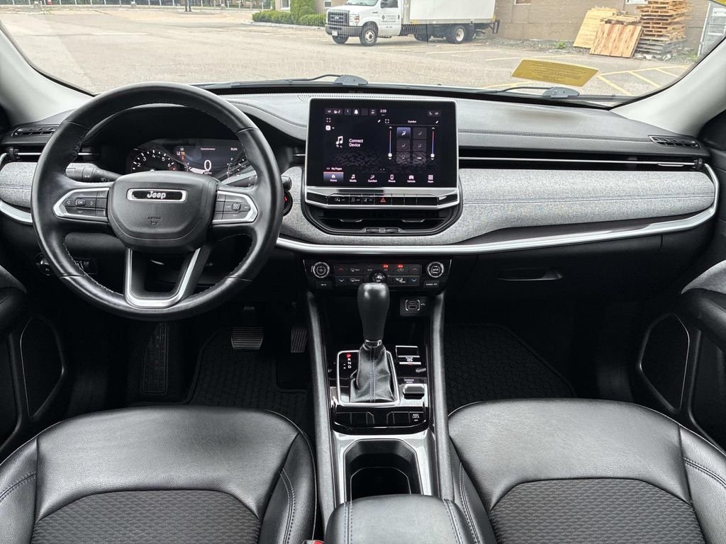 Used 2022 White Jeep Latitude image 19
