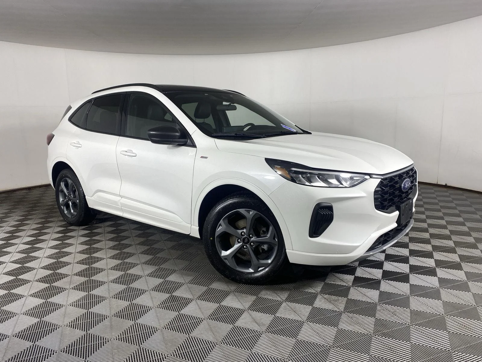 Used 2023 Star White Metallic Tri-Coat Ford ST-Line image 11