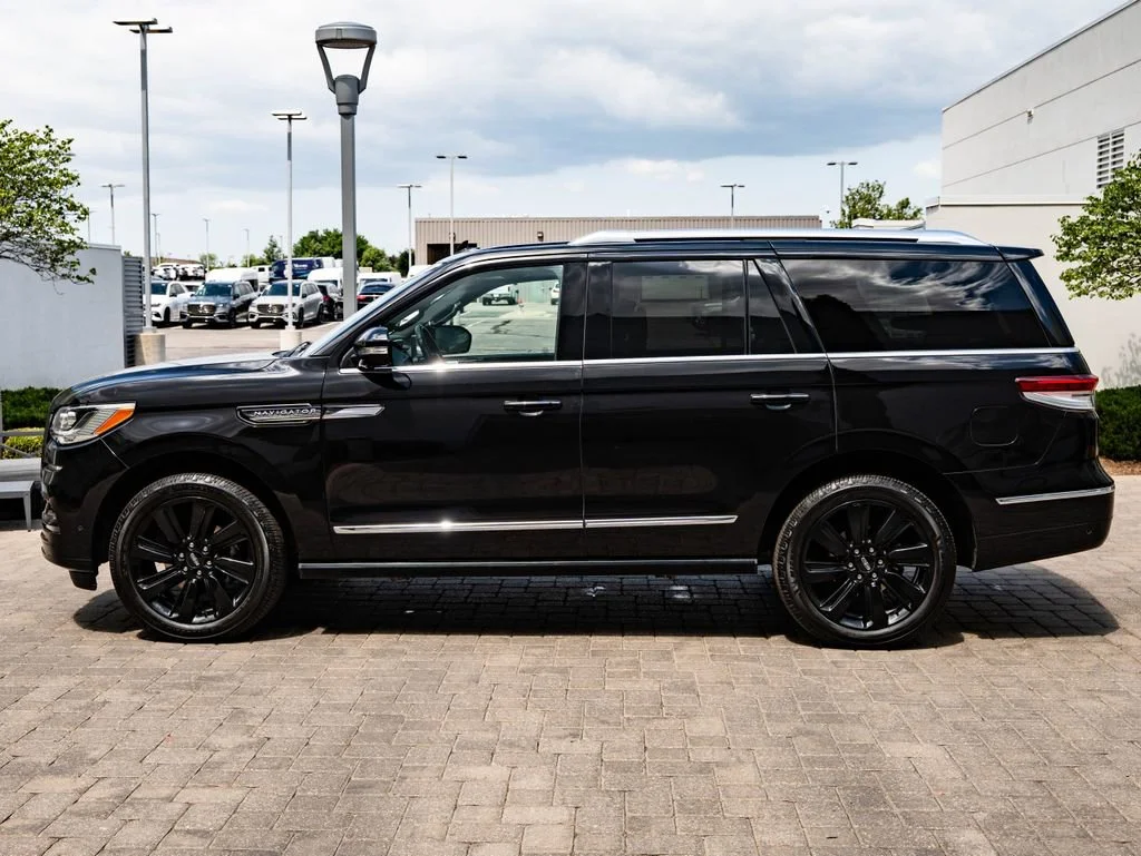Used 2024 Infinite Black Metallic Clearcoat Lincoln Reserve image 5