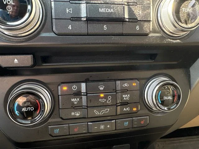 Used 2016  Ford Lariat image 10