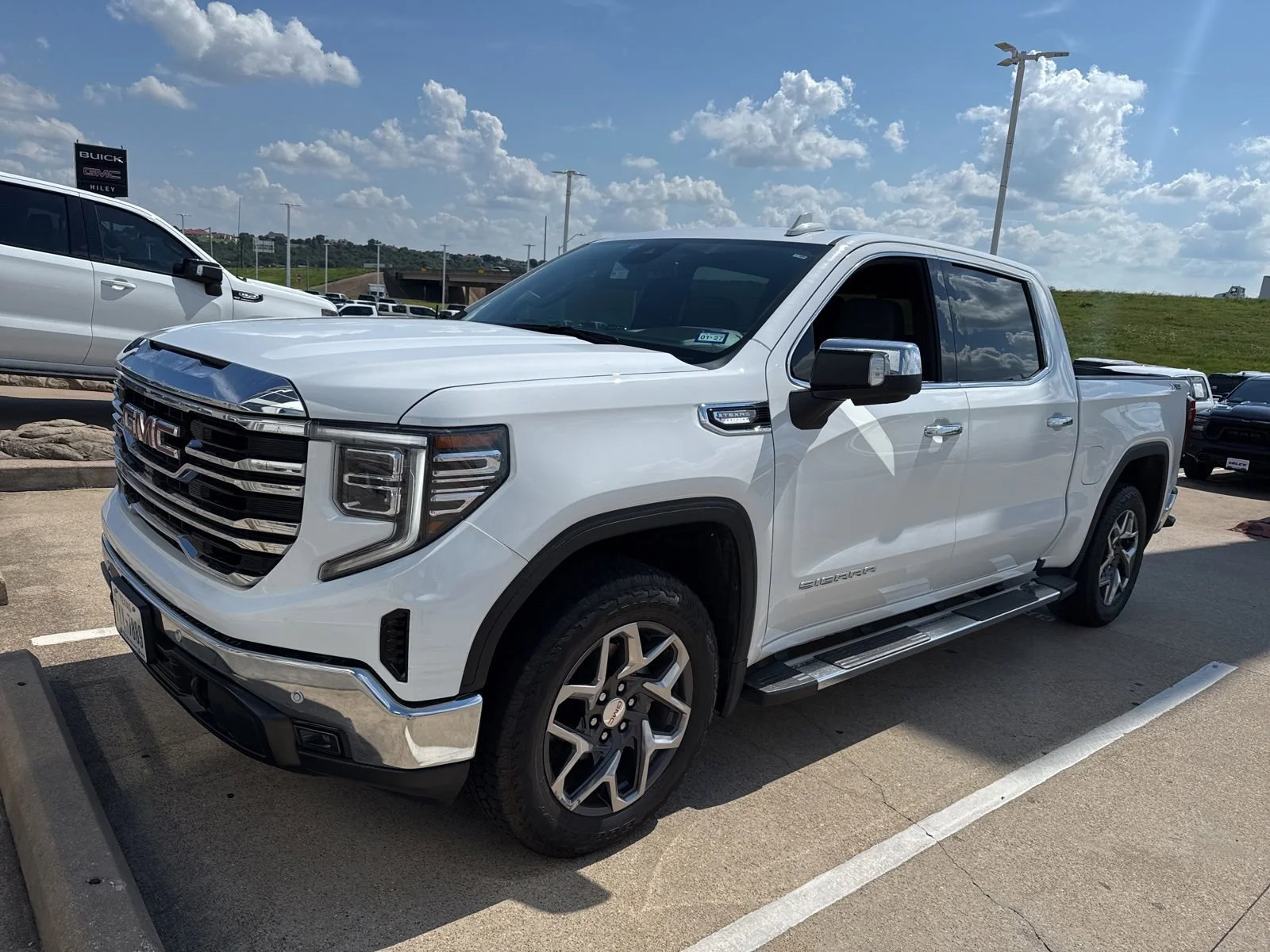 2024 GMC Sierra 4WD Crew Cab Short Box SLT's photo