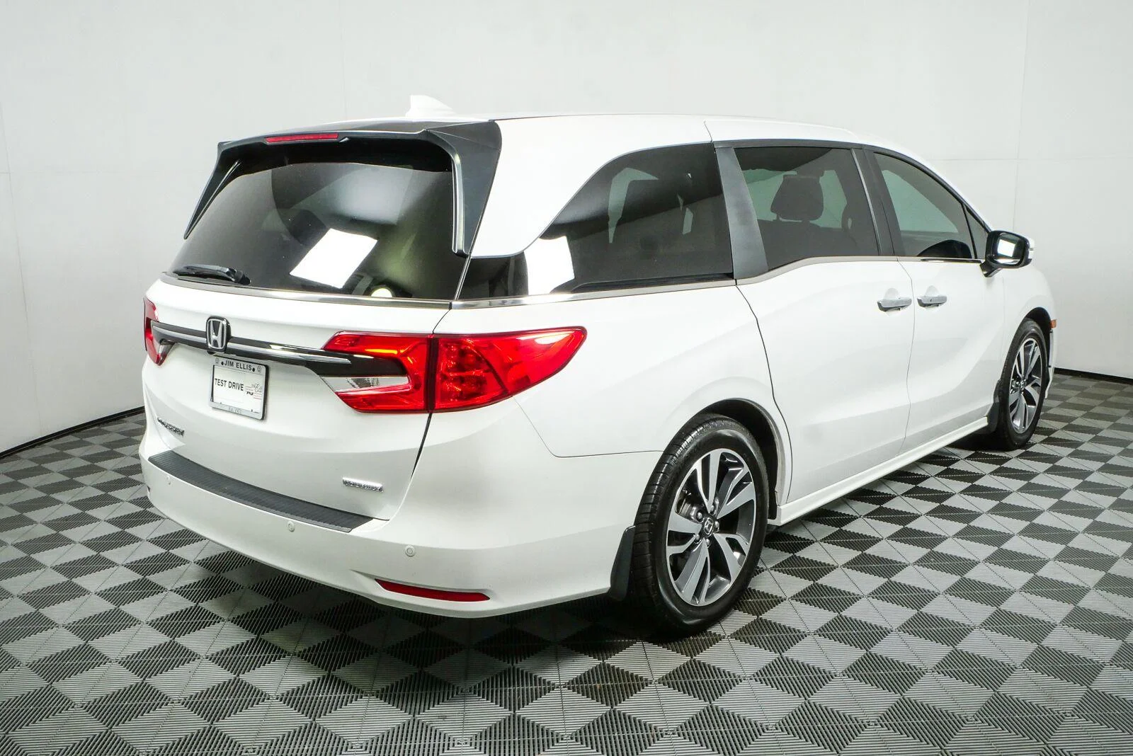 Used 2024 Platinum White Pearl Honda Touring image 3