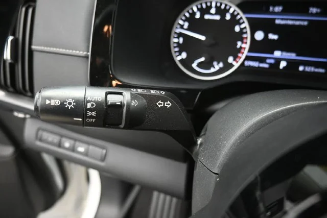 Used 2022 White Nissan SL image 20