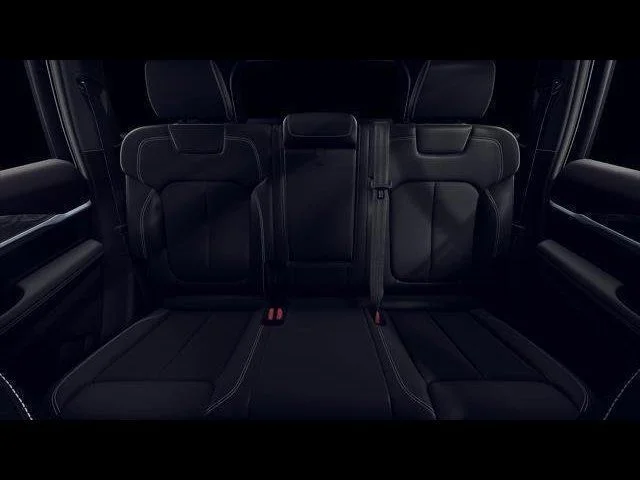 New 2026 Diamond Black Crystal Pearl-Coat Exterior Paint Jeep Altitude image 3