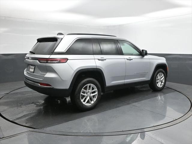 New 2026 Silver Zynith Exterior Paint Jeep Laredo image 11