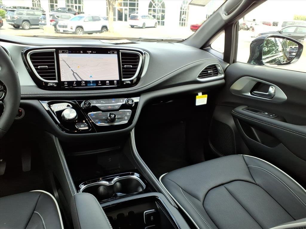 New 2026 Diamond Black Crystal Pearl-Coat Exterior Paint Chrysler Limited image 27
