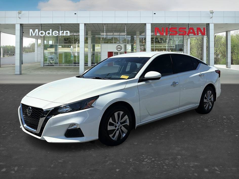 Used 2022 Glacier White Nissan 2.5 S image 1