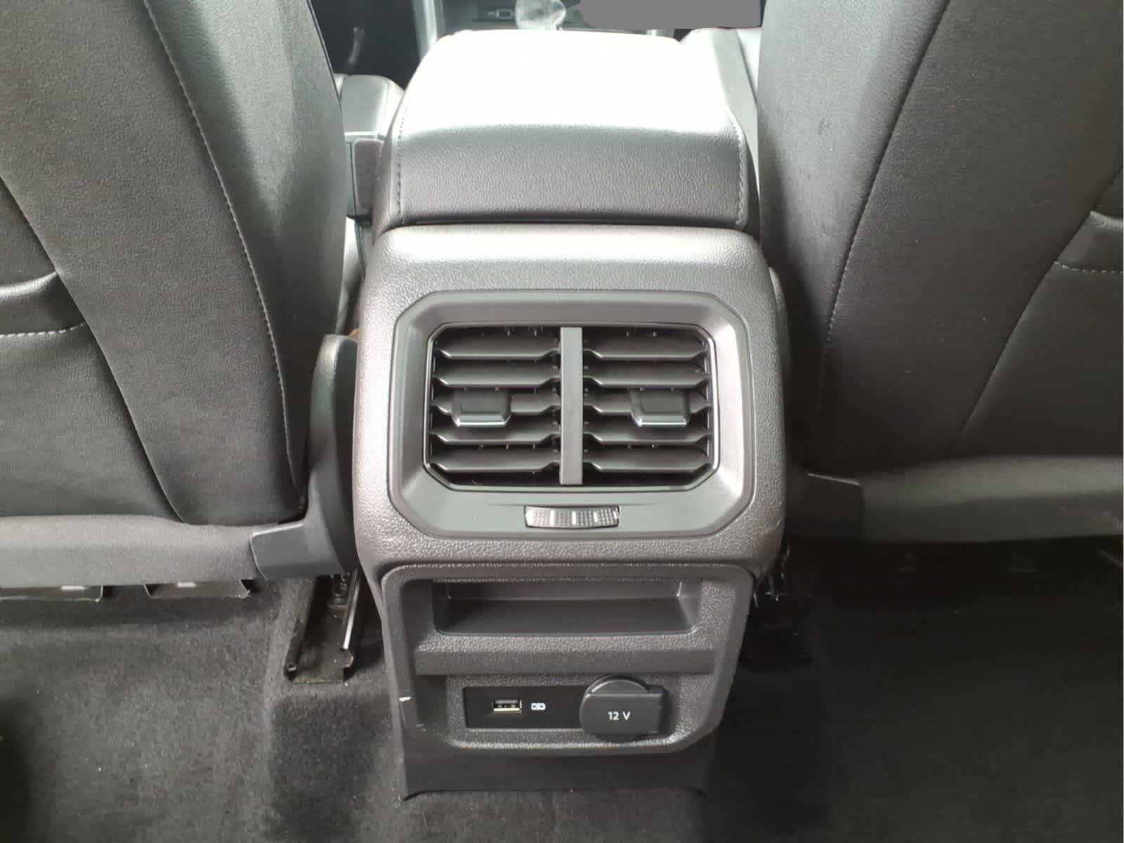 Used 2019 Pyrite Silver Metallic Volkswagen SE image 30