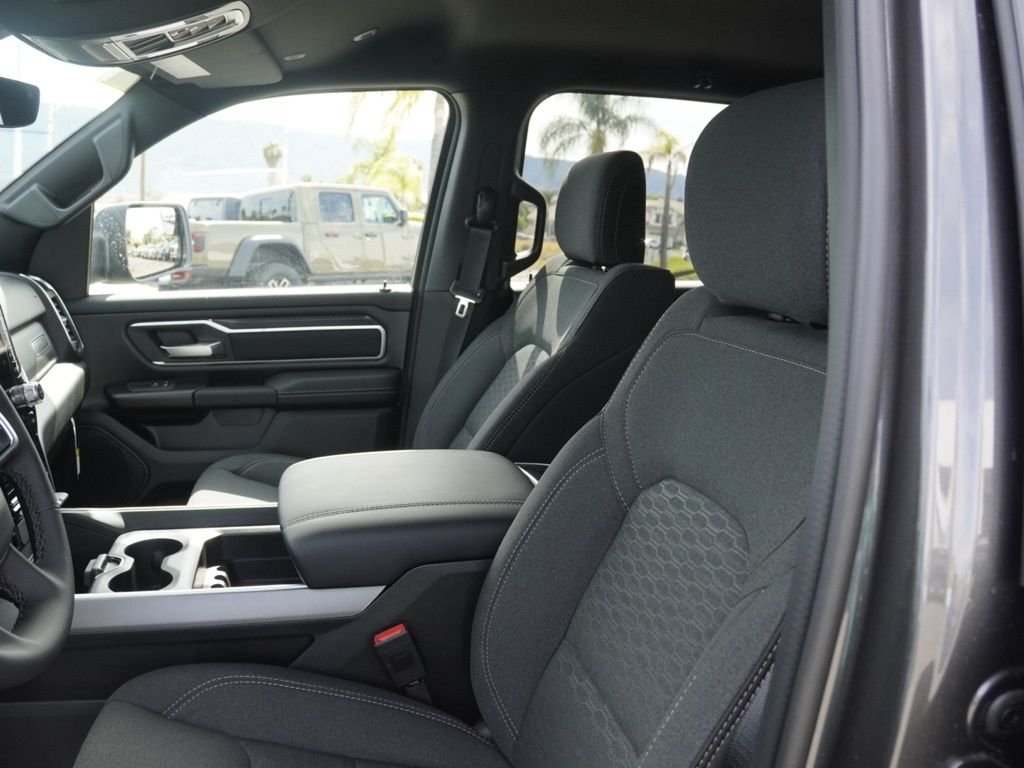 New 2026 Granite Crystal Metallic Clear-Coat Exterior Paint RAM Big Horn Night Edition image 18