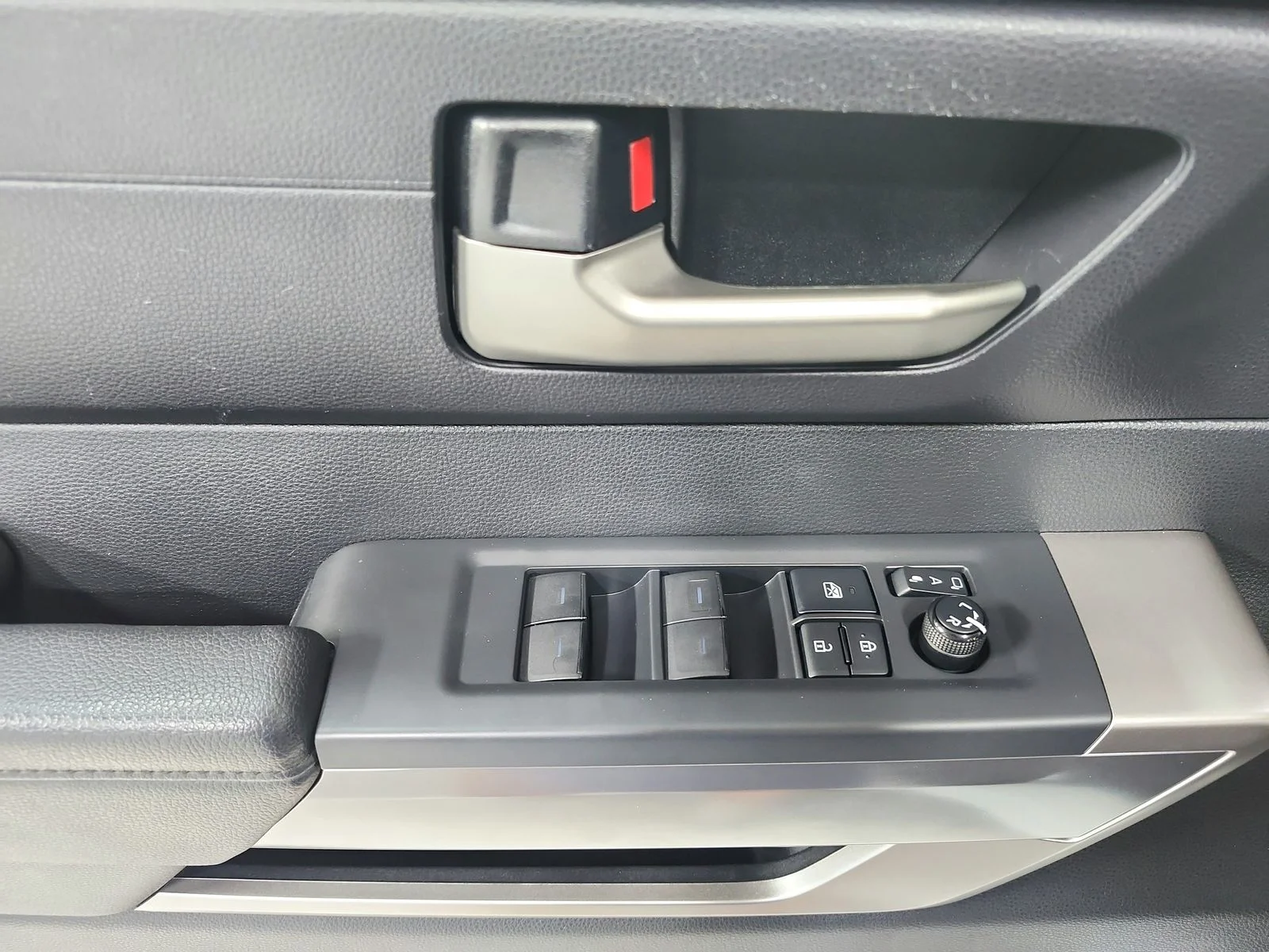Used 2022 White Toyota SR5 image 32