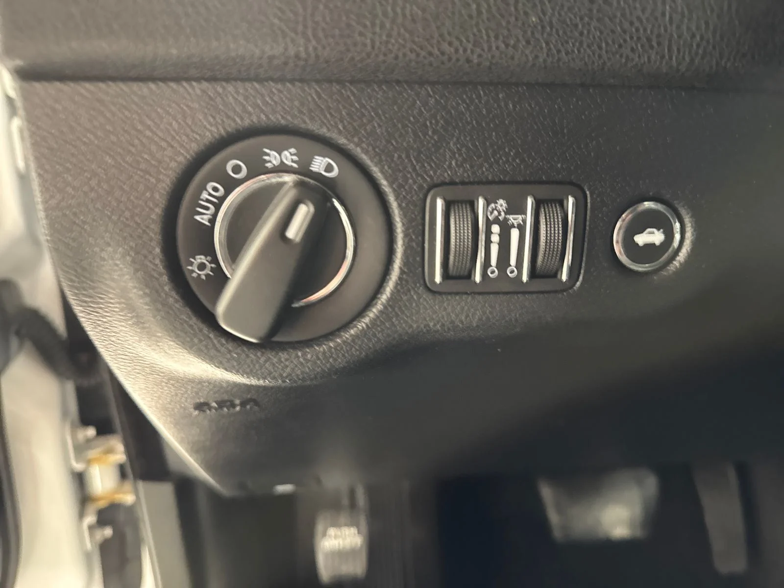 Used 2018 Bright White Clearcoat Chrysler Touring image 17