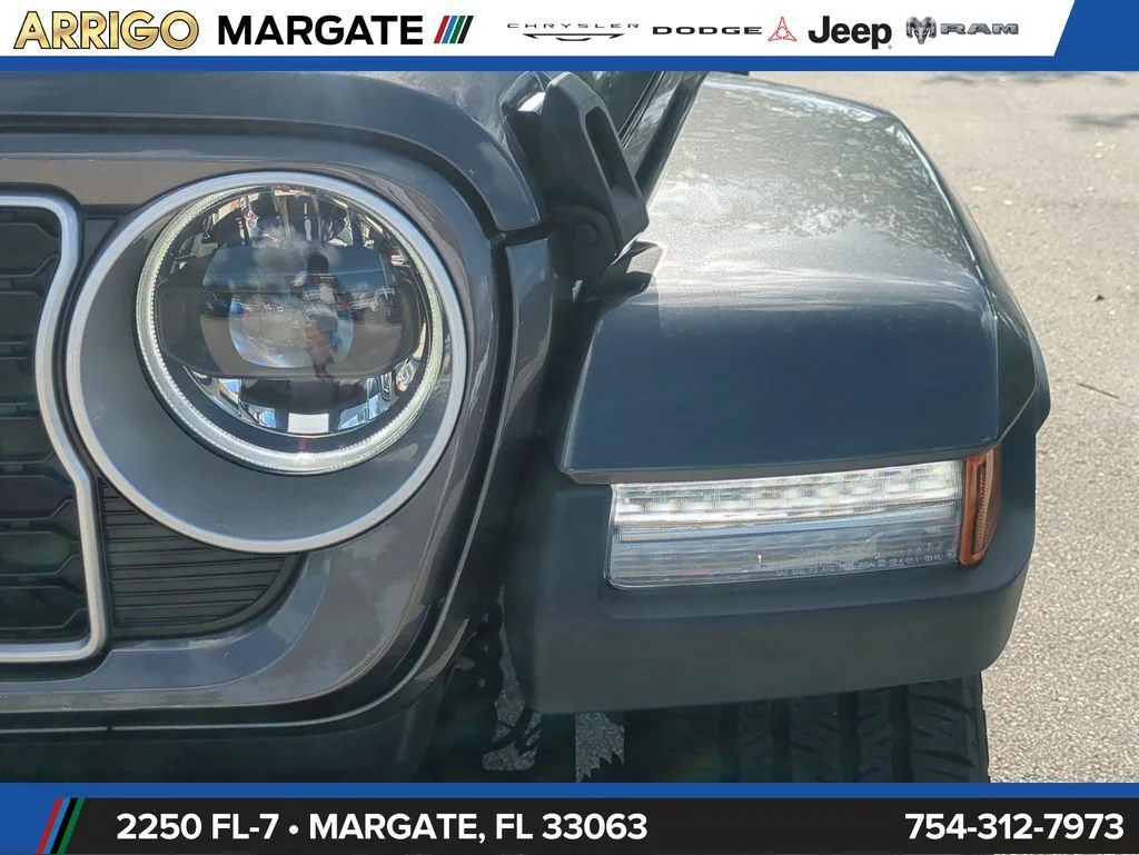 Used 2025 Granite Crystal Metallic Clearcoat Jeep Sahara image 11