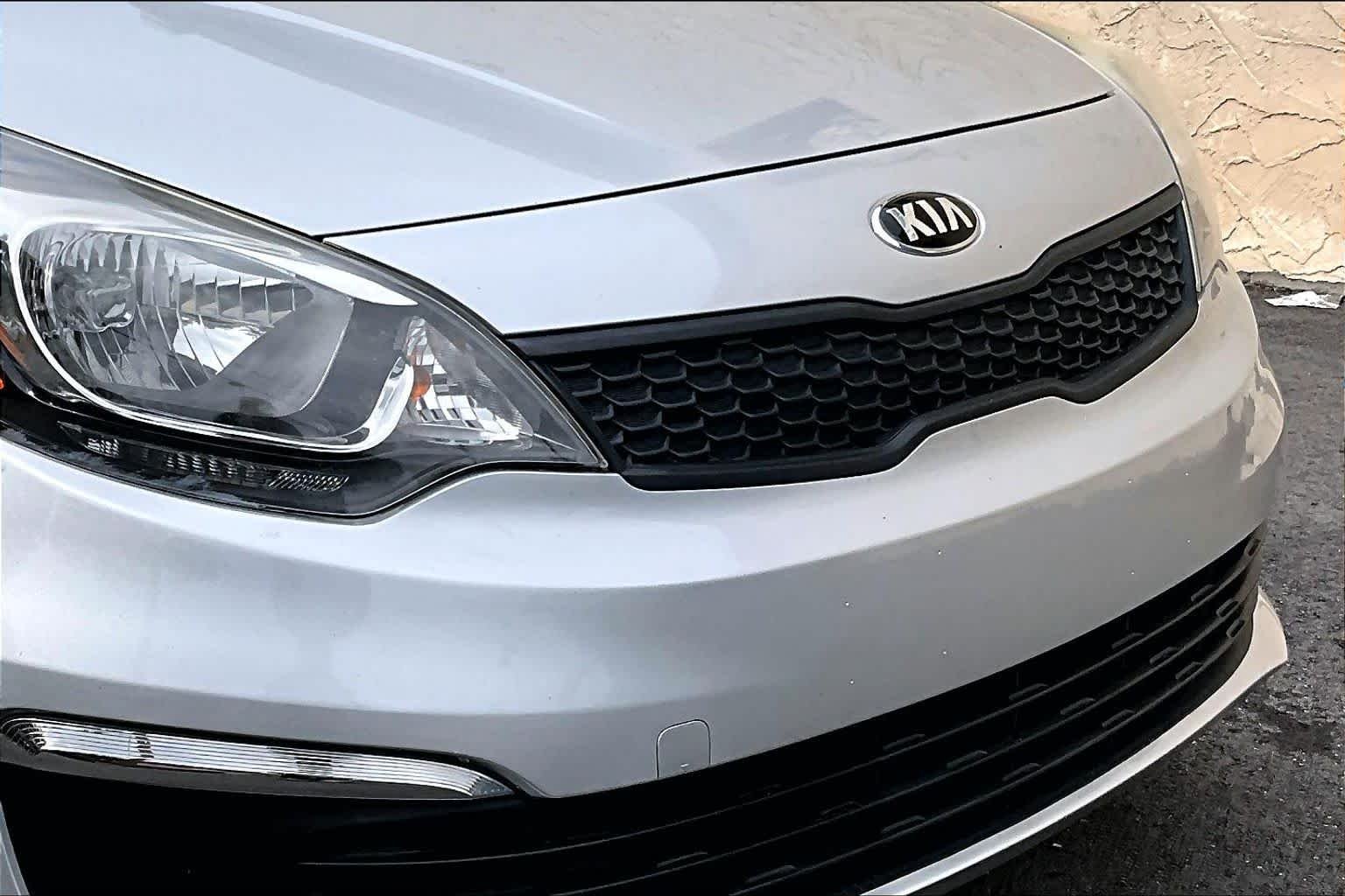 Used 2016 Bright Silver Metallic Kia LX image 28