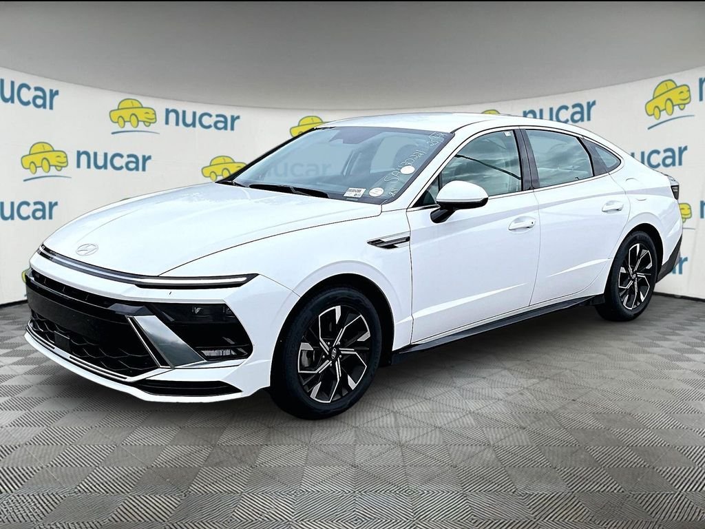 Used 2025 White Hyundai SEL image 3