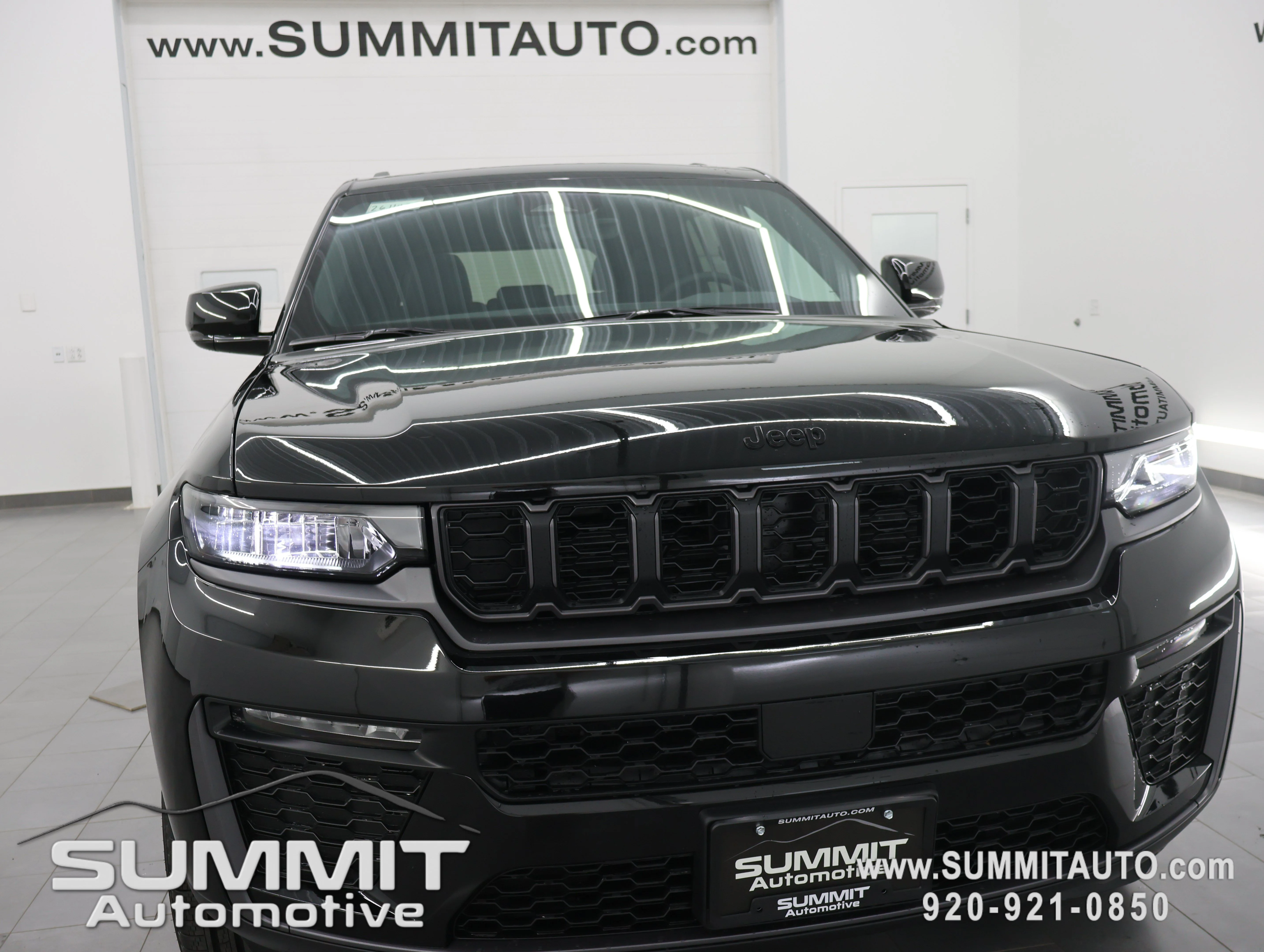 New 2026 Diamond Black Crystal Pearlcoat Jeep Limited image 23