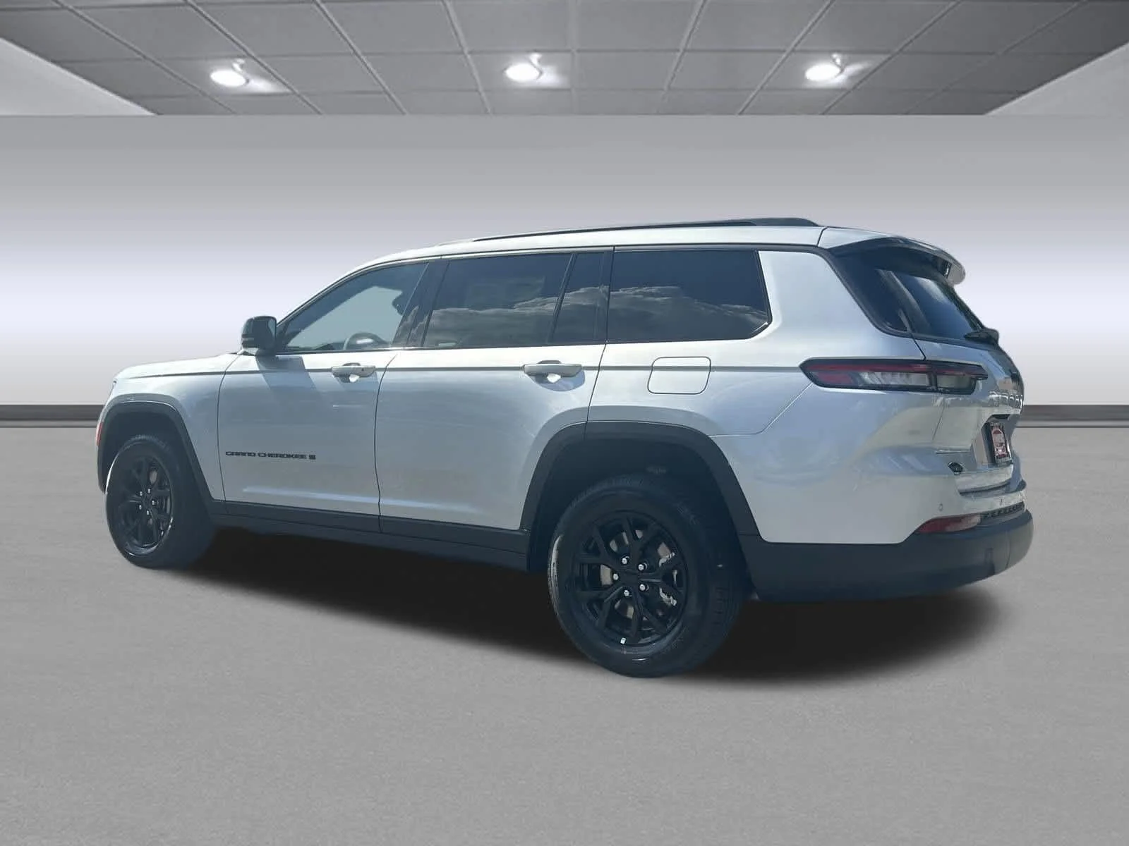 New 2026 Silver Zynith Exterior Paint Jeep Laredo Altitude image 3