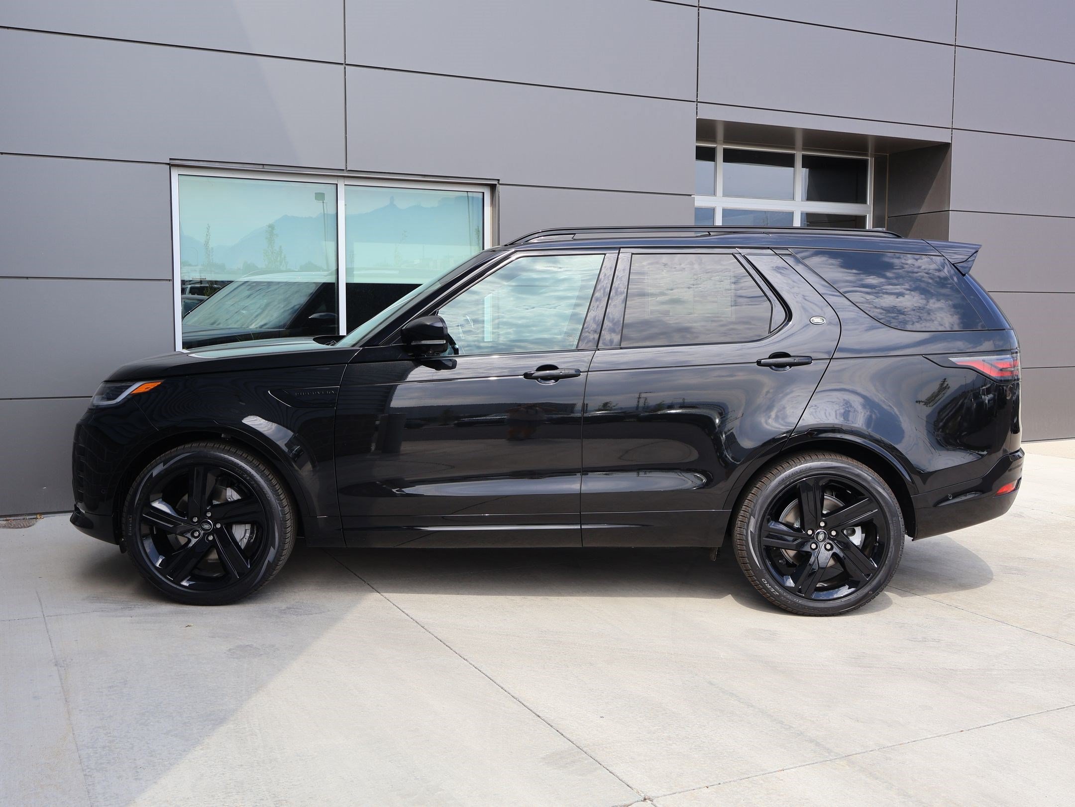 New 2026 Santorini Black LAND ROVER Dynamic SE image 9