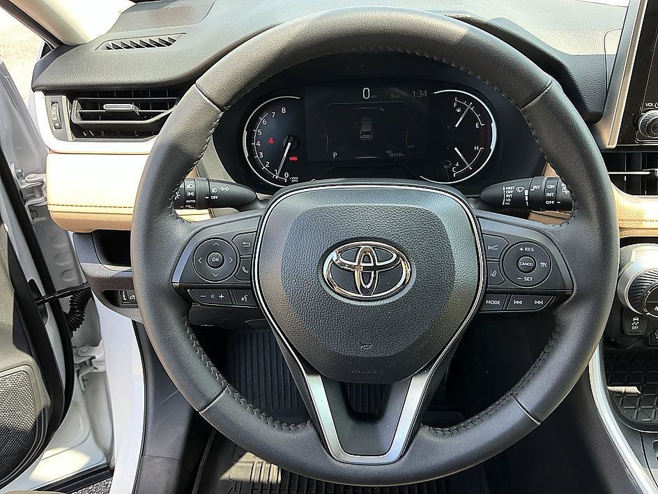 Used 2025 Pearl Toyota XLE Premium image 14