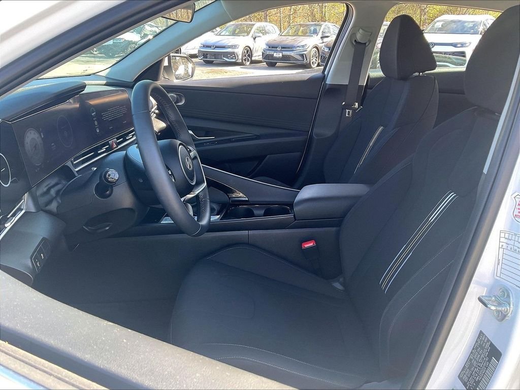 Used 2025 White Hyundai SEL Convenience image 10