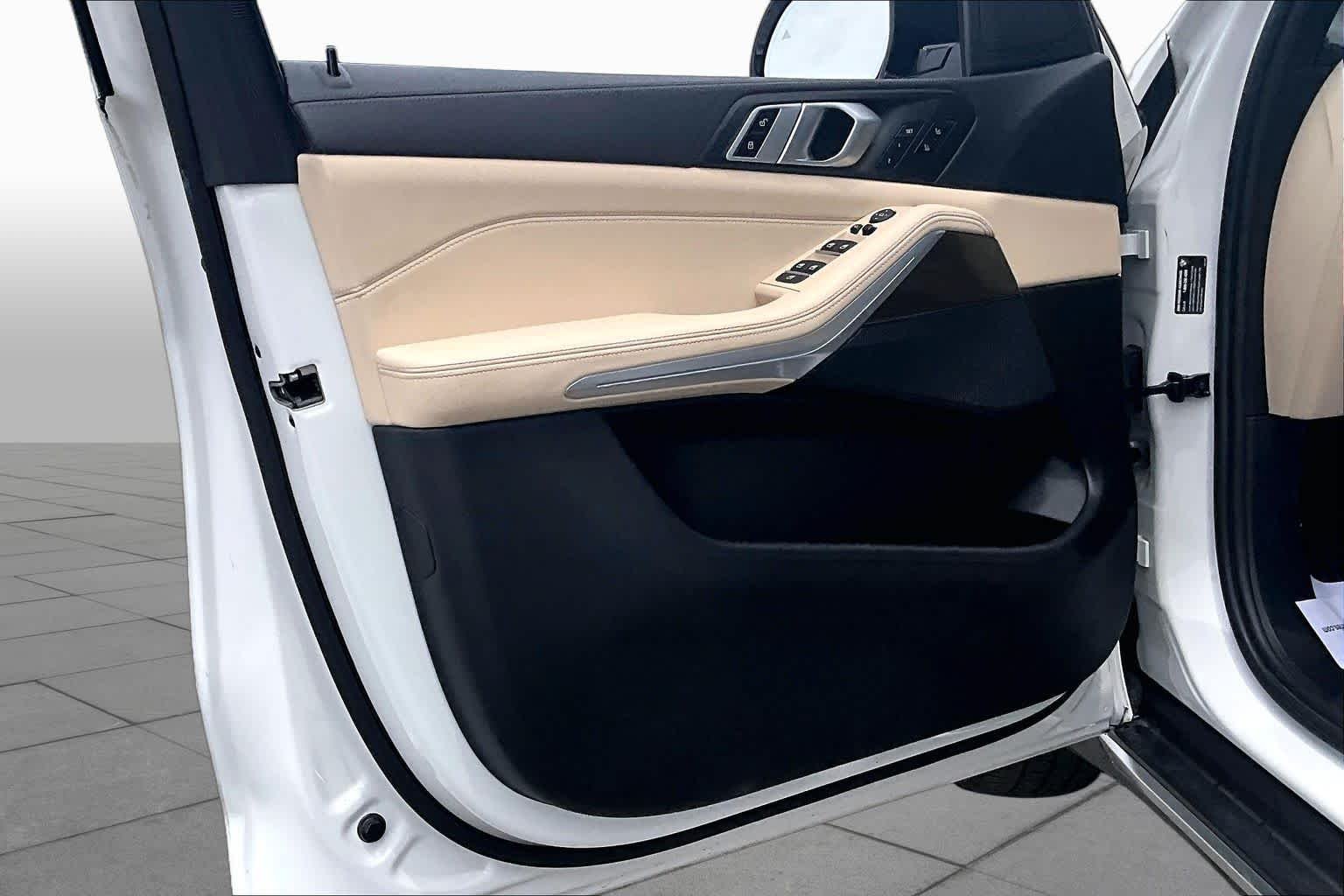 Used 2022 Mineral White Metallic BMW sDrive40i image 22