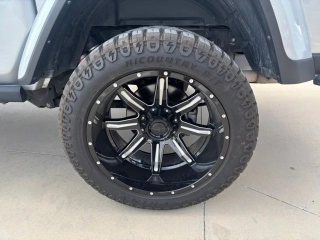 Used 2024 Silver Jeep Mojave image 8