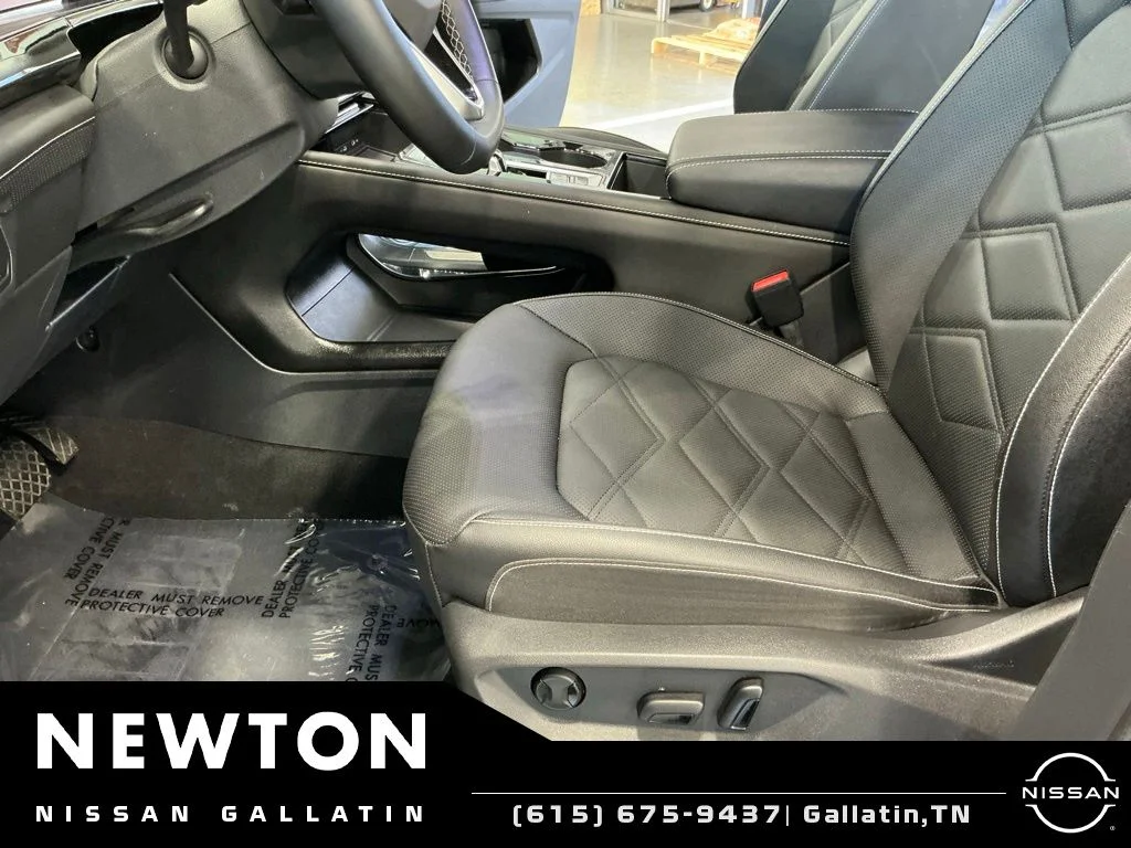 Used 2025 White Volkswagen 2.0T SE w/Technology image 12