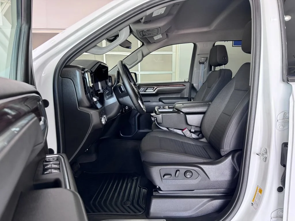 Used 2024 Summit White GMC Elevation image 11