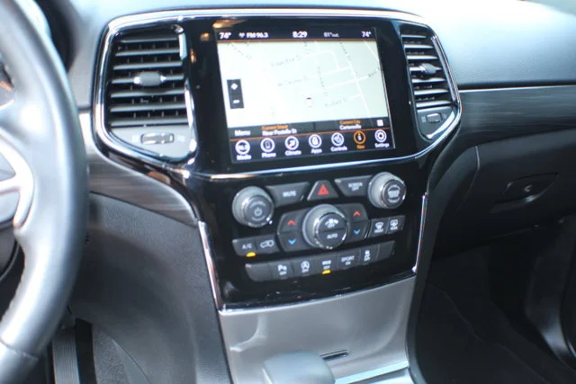 Used 2019 Diamond Black Crystal Pearlcoat Jeep Altitude image 10