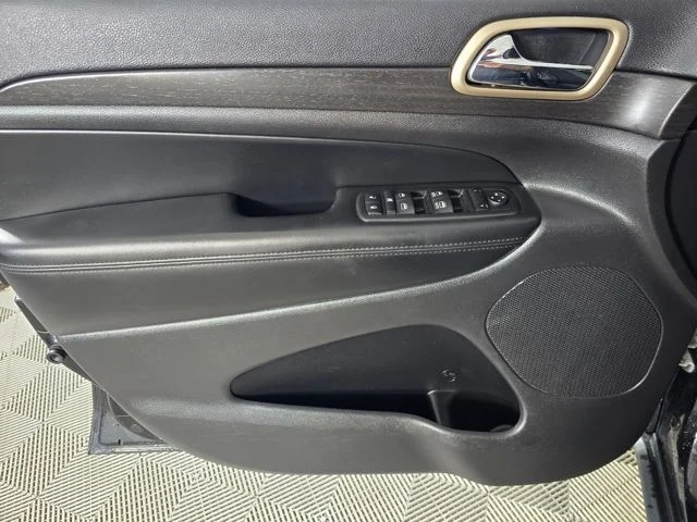 Used 2015 Black Jeep Laredo image 17