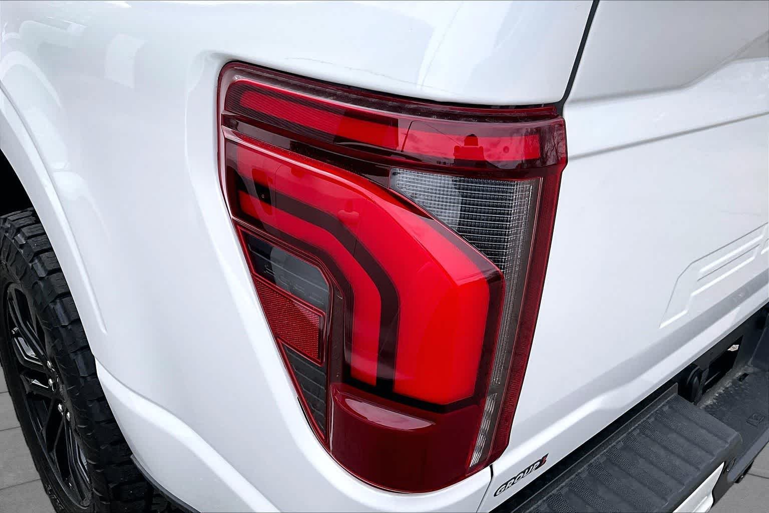 Used 2025 Star White Metallic Tri-Coat Ford LARIAT image 27