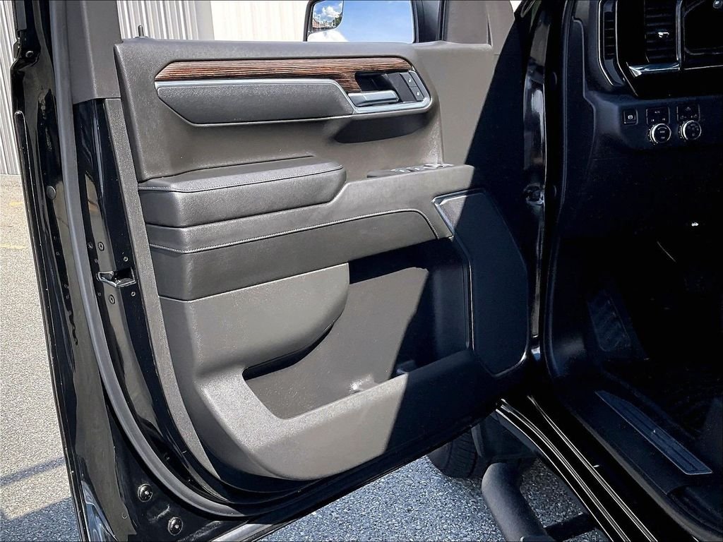 Used 2025 Black GMC Elevation image 9