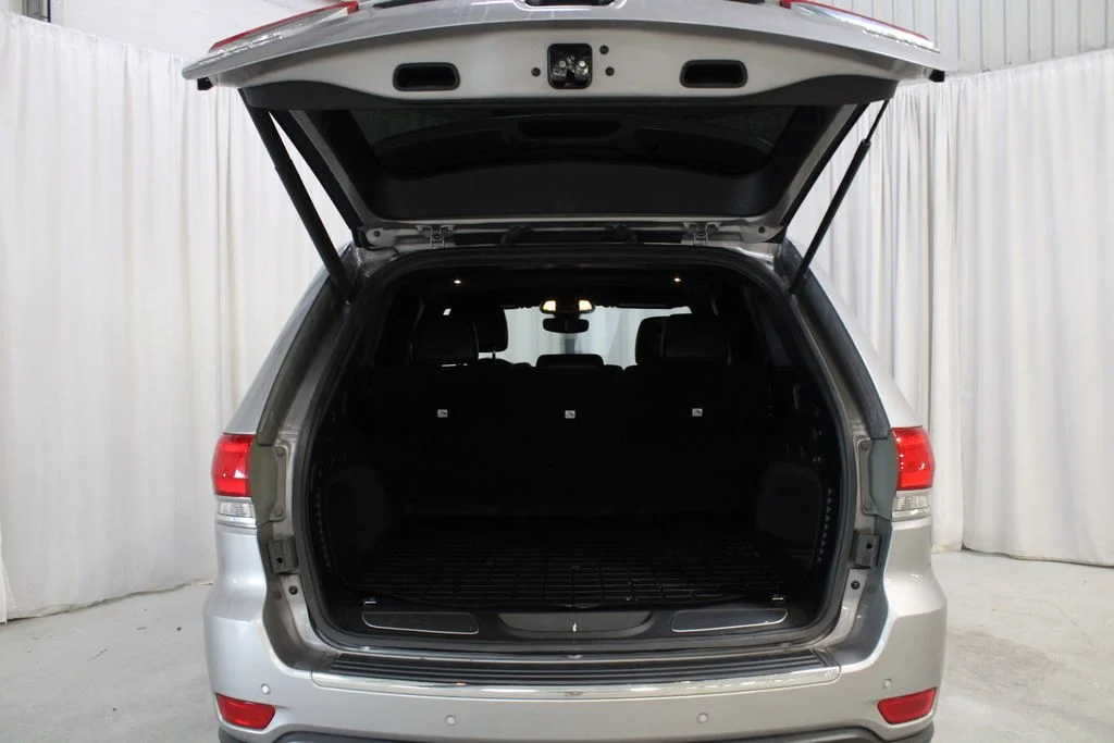 Used 2018 Silver Jeep Limited image 31