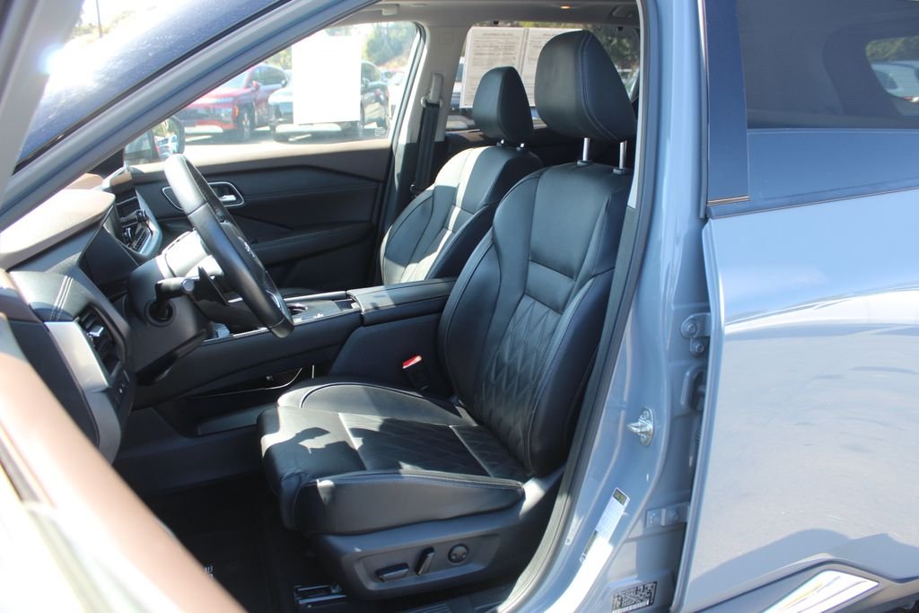 Used 2023 Gray Nissan Platinum image 13