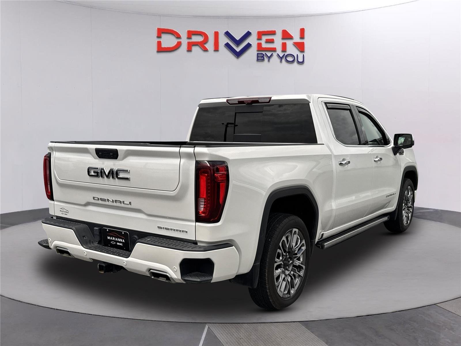 Used 2024 White Frost Tricoat GMC Denali Ultimate image 4