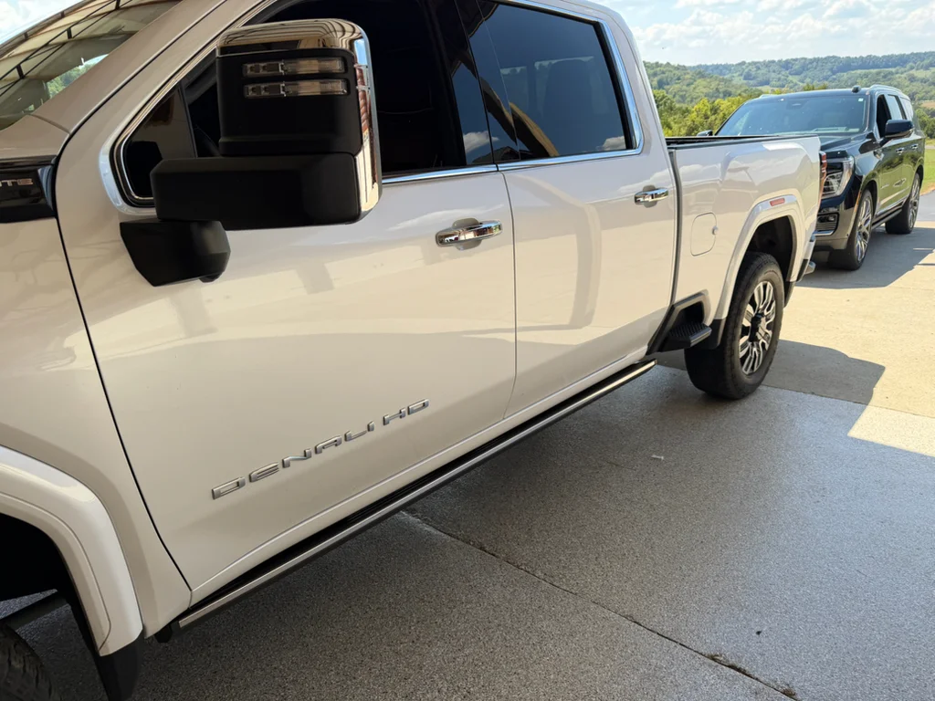 Used 2024 White Frost Tricoat GMC Denali Ultimate image 3