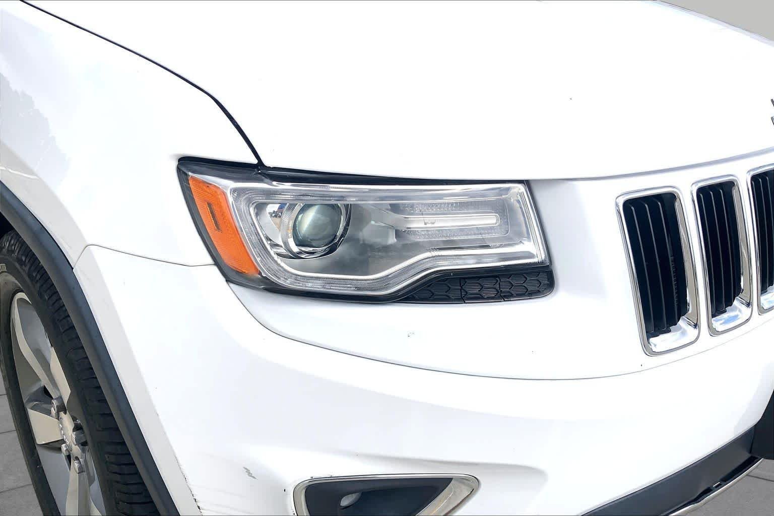 Used 2015 Bright White Clearcoat Jeep Limited image 27