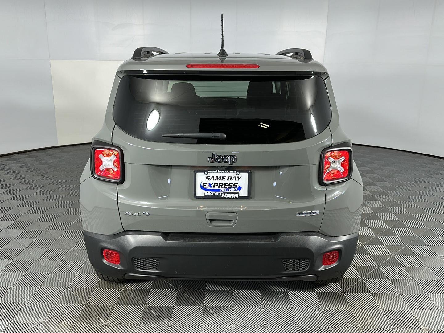 Used 2022 Sting-Gray Clearcoat Jeep Latitude image 8