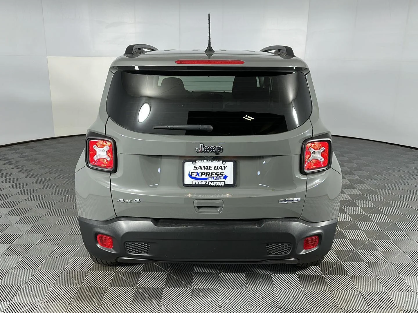Used 2022 Sting-Gray Clearcoat Jeep Latitude image 8
