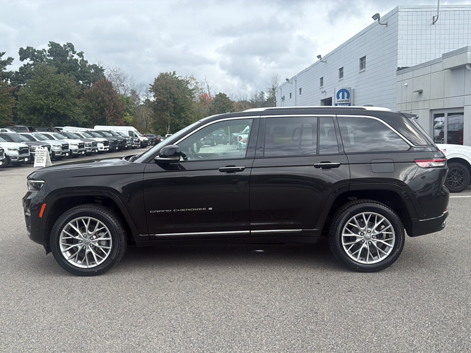 Used 2023 Rocky Mountain Pearlcoat Jeep Summit 4x4 image 11