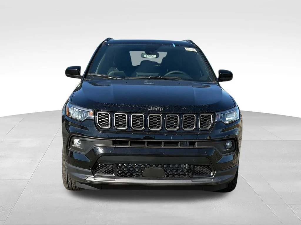 New 2026 Diamond Black Crystal Pearl-Coat Exterior Paint Jeep Latitude image 9