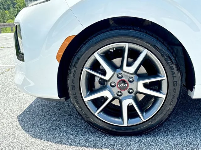 Used 2022 White Kia Turbo image 10
