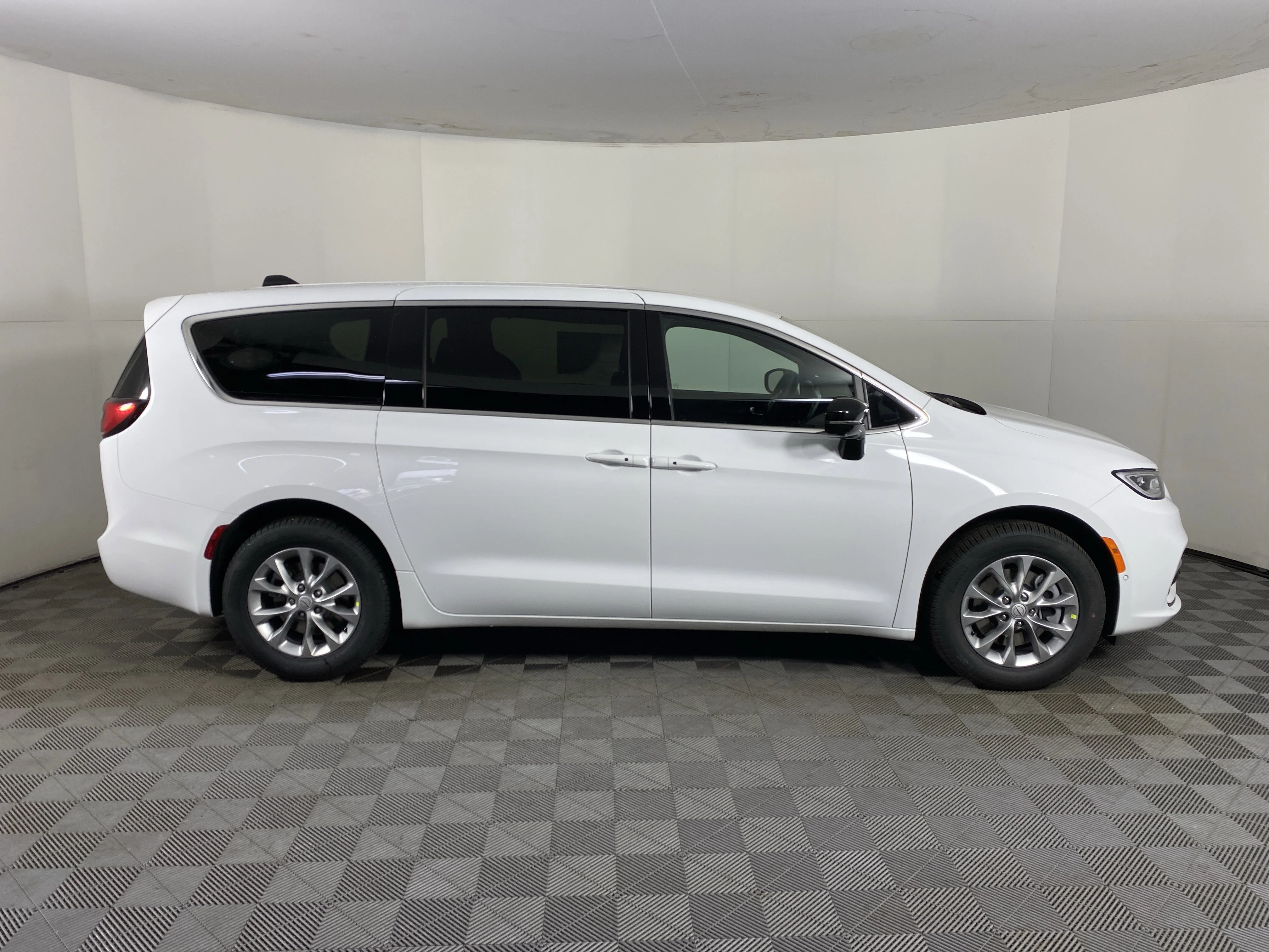 New 2026 Bright White Clear-Coat Exterior Paint Chrysler Select image 5
