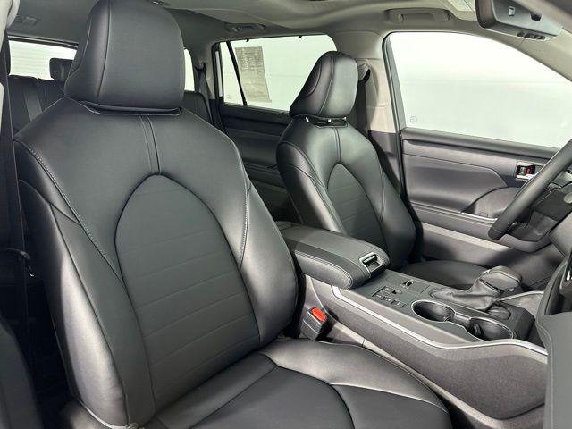Certified Used 2026 WIND CHILL PEARL Toyota  image 28